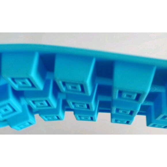 Chocolate Candy Mold Silicone Flexible 15 Square Resin Crafts Easy to Clean NWOT - Picture 3 of 3